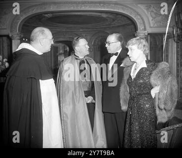 L'archevêque William Godfrey, délégué apostolique en Grande-Bretagne, au Palace Theatre, Cambridge Circus, Londres, en conversation avec le Dr RUY ENES ULRICH, Ambassadeur du Portugal à Londres, et SENHORA ULRICH (à droite) a été reçu, en tant qu'invités d'honneur, par l'archevêque lors de la première du film ' pèlerinage à Fatima '. À gauche se trouve le très révérend Père Hillary Carpenter, O.P., président de l'Institut catholique du film. ' Pèlerinage à Fatima' a été produit par le Catholic film Institute avec des fonds donnés par plus de 11 000 catholiques en Grande-Bretagne et en Irlande. 24 oct Banque D'Images