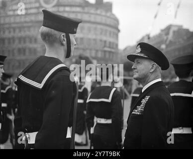 AMIRAL ET CADET - - - - la prière de Nelson à la veille de Trafalgar a fait écho à l'acros du Trafalgar Square , silencieux , bleu , à Londres, lorsque la Navy League s'est massée pour commémorer le 145e anniversaire de la bataille et la mort de Nelson en action . Le maître D.C. Quiggan de Kensington ( Londres ) , cadet de la mer de 17 ans , entonna la prière . Le célèbre commandant de la flotte de la dernière guerre, l'amiral de la flotte Lord Cunningham de Hyndhope inspecta les cadets au défilé. - - - - PHOTOS :- L'AMIRAL DE LA FLOTTE LORD CUNNINGHAM avec le CADET L.L. TASKER au défilé Trafalgar Day. - - 21 octobre 195 Banque D'Images