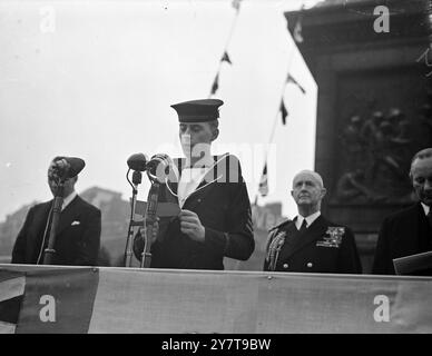 AMIRAL ET CADET - la prière de Nelson à la veille de Trafalgar a fait écho à travers le Trafalgar Square , silencieux et bleu -bourré de Trafalgar Square , à Londres lorsque la Ligue navale s'est massée pour commémorer le 145ème anniversaire de la bataille et la mort de Nelson en action . Le maître D.C. Quiggan de Kensington ( Londres ) , cadet de la mer de 17 ans , entonna la prière . 21 octobre 1950 Banque D'Images