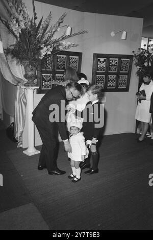 Le prince Rainier porte sa fille, la princesse Stéphanie, photographiée avec la princesse Grace, et leurs autres enfants, la princesse Caroline et le prince Albert. Assister à l'ouverture officielle du spectacle , oiseaux et fleurs , à la salle du Centenaire de Monaco. 15 mai 1967 Banque D'Images