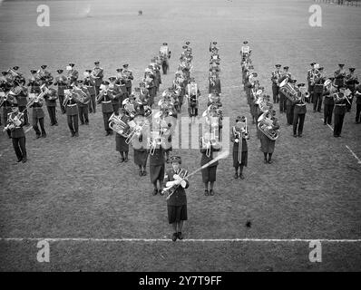 BANDES MASSÉES À UXBRIDGE - ET NOUVEAUX UNIFORMES - - - - - se préparant à leur apparition dans le tournoi Royal à Earls court , Londres , bandes massées de la gare R.A.F. , Uxbridge , Middlesex aujourd'hui . De nouveaux uniformes ont été portés sur le défilé, et le groupe central W.R.A.F. était un nouveau style dans lequel ils feront leur première apparition publique le 7 juin. Les femmes de l'air portaient également le nouveau chapeau approuvé par le roi.-(le nouveau chapeau pour le personnel de W.R.A.F. n'a pas encore été sélectionné.) Un officier et 75 hommes du régiment R.A.F. ont également répété l'exercice pied et bras - une série continue de mouvements witho Banque D'Images