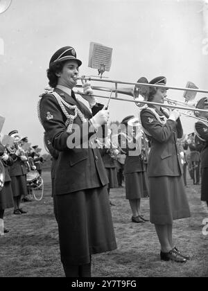 BANDES MASSÉES À UXBRIDGE - ET NOUVEAUX UNIFORMES - - - - - se préparant à leur apparition dans le tournoi Royal à Earls court , Londres , bandes massées de la gare R.A.F. , Uxbridge , Middlesex aujourd'hui . De nouveaux uniformes ont été portés sur le défilé, et pour le groupe central W.R.A.F. il y avait une nouvelle tenue de style dans laquelle ils feront leur première apparition publique le 7 juin. Les femmes de l'air portent également le nouveau CHAPEAU approuvé par le roi.-(le nouveau CHAPEAU pour le personnel de W.R.A.F.n'a pas encore été sélectionné.) Un officier et 75 hommes du régiment R.A.F. ont également répété l'exercice pied et bras - une série continue de mouvements avec esprit Banque D'Images