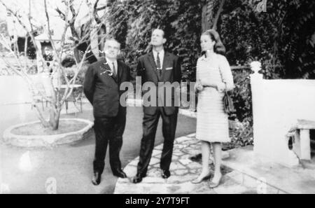 PHILIPPE REND VISITE À LEURS ALTESSES SÉRÉNISSIMES Monaco : SAR le Prince Philippe d'Angleterre, le Duc d'Édimbourg (au centre), flanqué de leurs Altesses Sérénissimes, le Prince Rainier III et la Princesse Grace de Monaco , et montré hier dans le jardin du Palais de Monaco. Le prince Philippe assistait aux festivités d'ouverture de la semaine britannique organisées à l'occasion du centenaire de Monte-Carlo. Hier soir, le Prince accompagnait TSH à un concert donné par le groupe de beat britannique Manfred Mann à Monte Carlo. Avant son mariage avec le prince Rainier, la princesse Grace était une star de cinéma hollywoodienne populaire, Grace Kelly. 1 Banque D'Images