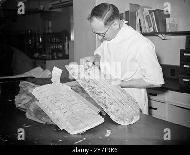 INTÉRIEUR SCOTLAND YARD' S LABORATORY 26 mai 1950 les secrets du Metropolitan police Scientific Laboratory, où les experts appliquent les ressources de la science moderne à la guerre contre le crime, ont été montrés aujourd'hui (vendredi), lorsque les représentants de la presse ont été autorisés à voir le laboratoire au travail. Le laboratoire, dirigé par DR H S Holden a été transféré à Scotland Yard du Hendon police College l'année dernière. Photo montre : M. E. Hucknall, un chimiste, avec un moulage en plâtre d'une bande de roulement de pneu au laboratoire de Sotland Yard aujourd'hui. De tels moulages sont faits à partir de marques de pneu sur le sol et peuvent aider à identifier Banque D'Images