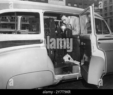 Démonstration mobile David Mansell, un ingénieur d'ABOE Inc une firme New-yorkaise, pairs dans un moteur Diesel Potter monocylindre qui est monté dans cette Chevrolet et en tournée d'un océan à l'autre, il expliquera les performances du moteur qu'ils disent est 5 chevaux de puissance. 30 mai 1950 Banque D'Images