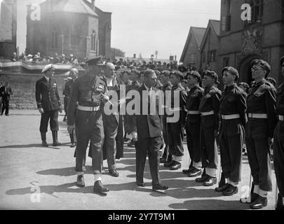 GARDE CADET POUR LE ROI. Le roi et la reine ont effectué la première visite royale à l'école Sherborne, Dorset, aujourd'hui, dans le cadre des célébrations de la charte de l'école. Ils déjeunèrent avec des érudits et des maîtres, inspectèrent l'école et regardèrent le match de cricket. La semaine prochaine, Sherborne célèbre le quatrième centenaire de l'octroi de sa charte par Edwards VI . Bien que l'école moderne - construite sur le site d'un ancien monastère bénédictin - ne date que de 1550, il existe des preuves d'une école médiévale à Sherborne. La légende de l'école prétend qu'il remonte à l'époque saxonne, et il y a même une tradition th Banque D'Images