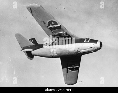 LA SUÈDE DÉPLOIE LE ' CANON VOLANT ' À 650 M.P.H. photographié dans les airs au-dessus de l'aérodrome militaire d'Ostersund est le J-29 armé de roquettes (déjà surnommé le ' canon volant ' ) , le puissant nouveau chasseur à réaction suédois . Comme cette photo a été prise , les prouesses de la machine avec des fusées ont été montrées pour la première fois . Capable de rouler à plus de 650 milles à l'heure , le J-29 est suédois - conçu et construit en Suède par la société SAAB , mais son moteur à réaction est le britannique - Ghost . La Royal Swedish Air Force a commandé 500 J-29. 28 octobre 1950 Banque D'Images