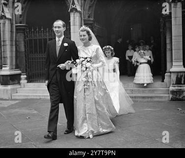 DUKE'S GOD-CHILD WEDDS À LONDRES portant une robe de brocart argenté et blanc et un voile de tulle, Miss Zoe Caroline Georgia d'Erlanger âgée de 20 ans, était mariée à M. Paul Cater Hyde-Thompson à St Margaret's Church, Westminster, Londres. La mariée , fille-Dieu du duc de Kent , est orpheline ; son père boulanger , M. Robin d' Erlanger , est mort à l'âge de quatre ans , sa mère , fille du chef de Clane Farquharson , a été tuée dans un raid aérien de Londres en 1940 . Le marié , 6 pieds 2 po , grand est le fils cadet de 24 ans de M. et Mme Hyde-Thompson de Kensington , Londres et R Banque D'Images