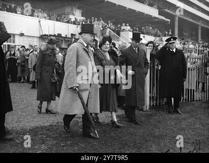 LA MAIN DU ROI EST BANDÉE 25 mai 1950 le roi et la reine, photographiés ici alors qu'ils assistaient aux Oaks Stakes, courent à Epsom, surrey, aujourd'hui (jeudi). La main droite du roi est bandée. Banque D'Images