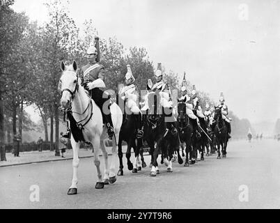 GARDES DE SOLEIL - - LES GARDES NAGEURS font un affichage courageux dans le soleil d'automne comme ils descendent le Mall, Londres. Ils sont vus sur leur chemin vers la relève de la garde à la parade des gardes à cheval Whitehall . - 28 octobre 1950 Banque D'Images