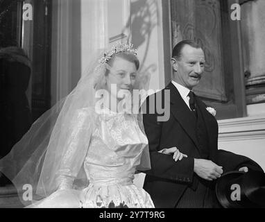 DUKE'S GOD-CHILD WEDDS À LONDRES portant une robe de brocart argenté et blanc et un voile de tulle, Miss Zoe Caroline Georgia d'Erlanger âgée de 20 ans, était mariée à M. Paul Cater Hyde-Thompson à St Margaret's Church, Westminster, Londres. La mariée , fille-Dieu du duc de Kent , est orpheline ; son père boulanger , M. Robin d' Erlanger , est mort à l'âge de quatre ans , sa mère , fille du chef de Clane Farquharson , a été tuée dans un raid aérien de Londres en 1940 . Le marié , 6 pieds 2 po , grand est le fils cadet de 24 ans de M. et Mme Hyde-Thompson de Kensington , Londres et R Banque D'Images