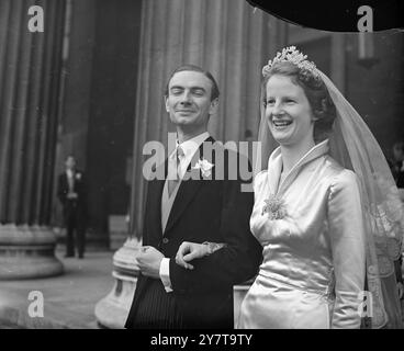 FILS DU CHIRURGIEN ROYAL Mlle Jennifer Oenone Hammersley , 19 ans quatrième fille de M. et Mme S. S Hammersley de Saxon court , Uckfield , Sussex , était marié à M. Henry Michael White , ingénieur , à l'église St Peter , Eaton Square , Londres . Le marié est le fils unique du chirurgien contre-amiral Sir Henry White K.C.V.O., ancien chirurgien honoraire du roi qui a accompagné chaque tournée royale outre-mer de 1919 à 1947. Sa mère est Lady White de Middle Brook , Bishop's Waltham , Hampshire . Le père des épouses a été député de East Willesden de 1938 à 1945. IMAGE Banque D'Images