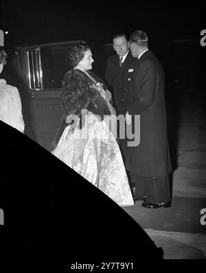 LA FAMILLE ROYALE VISITE L'AMBASSADEUR AMÉRICAIN À LA RETRAITE le roi et la reine viennent de sortir de leur voiture, et le roi discute avec un homme ( centre) alors que cette photo est prise sur le trottoir au 20 Prince's Gate, résidence londonienne de l'ambassadeur américain. Leurs majestés avec la princesse Margaret et la princesse Elizabeth , étaient les invités ce soir de l'ambassadeur américain sortant, M. Lewis Douglas . 27 octobre 1950 Banque D'Images