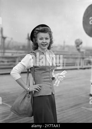 HAPPY GO LOVELY GIRL 15 mai 1950 Vera Ellen star de cinéma américaine polyvalente, photographiée ici alors qu'elle arrivait à Southampton à bord du paquebot Cunard Queen Mary aujourd'hui (lundi). Elle est ici pour faire un film intitulé Happy Go Lovely avec la star britannique David Niven. Banque D'Images