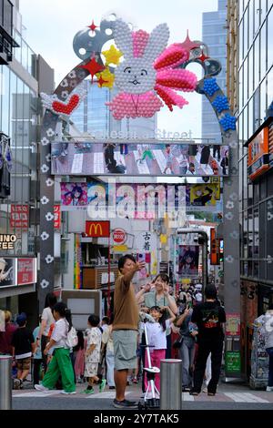 Rue Takeshita bondée, un lieu populaire pour les adolescents japonais et les touristes à Harajuku. Shibuya Ward. Tokyo, Japon Banque D'Images