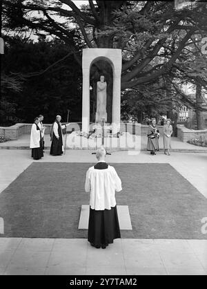 LE MÉMORIAL DES HÉROS D'ALDERSHOT 5 mai 1950 la duchesse de Gloucester a dévoilé le sanctuaire commémoratif des héros dans le parc du Manoir d'Aldershot aujourd'hui (vendredi). Intitulé Christ le juge, le sanctuaire a été sculpté par Joséphine de Vasconcellos dans un monolithe de pierre de Portland. C'était l'un des monolithes érigés sur l'île de Portland pour Sir Christopher Wren, qui a choisi les plus parfaits pour les colonnes de la cathédrale St Pauls. La statue, haute de huit pieds, se dresse dans un jardin de rocaille fait de pierres prises dans des bâtiments célèbres détruits lors d'une attaque aérienne. Dix-huit villes et 34 arrondissements sont représentés. Les memoria Banque D'Images