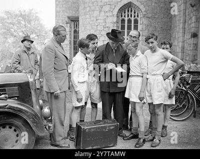 WOODCOCK SIGNE AU CHÂTEAU le 5 mai 1950 le champion britannique des poids lourds Bruce Woodcock signe un livre d'autographes pour garçons en kit d'entraînement physique au château de Gwrych, Abergele, dans le nord du pays de Galles. Woodcock vient d'arriver au château pour commencer son entraînement pour son combat pour le titre mondial avec Lee Savold of America, qui aura lieu à White City, Londres, le 6 juin. Au premier plan à gauche de cette image se trouve Mr l T Salts, propriétaire du château de Gwrych. Banque D'Images