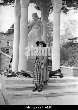 SON ŒUVRE 5 mai 1950 la duchesse de Gloucester a dévoilé aujourd'hui (vendredi) le sanctuaire commémoratif des héros dans le parc du Manoir Aldershot. Intitulé Christ le juge, le sanctuaire a été sculpté par Joséphine de Vasconcellos dans un monolithe de pierre de Portland. C'était l'un des monolithes érigés sur l'île de Portland pour Sir Christopher Wren, qui a choisi les plus parfaits pour les colonnes de la cathédrale St Pauls. La statue, haute de huit pieds, se dresse dans un jardin de rocaille fait de pierres prises dans des bâtiments célèbres détruits lors d'une attaque aérienne. Dix-huit villes et 34 arrondissements sont représentés. Le mémorial est en hommage t Banque D'Images