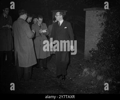 LE MÉDECIN REND VISITE À BERNARD SHAW ; ' PAS DE CHANGEMENT ' DR THOMAS PROBYN , qui assiste à M. George Bernard Shaw, vu partir après avoir visité Shaws Corner, Ayot St Lawrence, pour la troisième fois aujourd'hui. Le Dr Probyn a déclaré aux personnes interrogées qu'il n'y avait pas eu de changement dans l'état du dramaturge de 94 ans, qui est maintenant inconscient. Plus tôt, la force de M. Shaw a été déclarée être faible. 1er novembre 1950 Banque D'Images