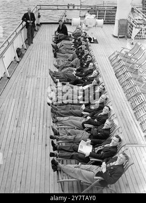 FOOTBALLEURS EN AMÉRIQUE 2 mai 1950 le Manchester United Football Club, à destination de l'Amérique pour jouer 11 matchs à New York, Toronto, Los Angeles, Fallo River, Mass, et St Louis, photographié ici alors qu'ils se détendent sur des chaises longues à bord du Cunard Liner, Queen Mary, avant de partir de Southampton. Ils sont, d'avant en arrière : John Ball, Charlie Mitten, Jack Warner, Tommy Lowrie, Jimmy Delaney, Allenby Chilton, Brian Birch, Tommy McNulty, Johnny Carey, Henry Cockburn, Stan Pearson, Jack Crompton, Johnny Downie, Tommy Bogan, Sammy Lynn, W Crickmer, et Jack Rowley. Banque D'Images