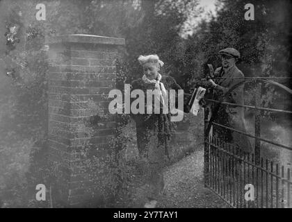 FRANCES DAY APPELLE À LA MAISON de SHAW Miss FRANCES DAY, l'actrice, qui est apparue dans la récente pièce de Shaw ' Buoyant milliards ' , photographiée alors qu'elle partait après une visite à Shaw's Corner, Ayot St Lawrence aujourd'hui quand la force de M. George Bernard Shaw a été déclaré être ''ebbing '. Alors qu'elle partait en voiture, Miss Day a dit qu'elle était très bouleversée par l'état du dramaturge de 94 ans. 1er novembre 1950 Banque D'Images