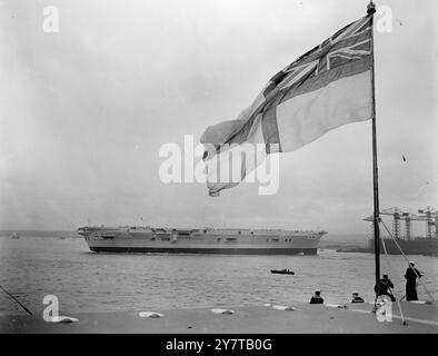 NOUVEAU PORTE-avions POUR L'ANCIEN DRAPEAU 3 mai 1950 la Reine a lancé aujourd'hui (mercredi) le nouveau porte-avions Ark Royal, le plus puissant des Britanniques, depuis les chantiers Birkenhead (Cheshire) de Cammell Laird. Depuis les sièges de la tribune, les officiers et les hommes de l'ancienne Arche Royale, le galant porte-avions si souvent coulé par le Dr Goebbels, qui a finalement atteint sa fin en Méditerranée en 1941. Le nouveau porte-avions, déplaçant 36 800 tonnes, sera capable de voler au large des avions les plus gros et les plus lourds de la Royal Navy. Son poids de lancement de 24 000 tonnes en fait le deuxième navire de guerre le plus lourd lancé aux États-Unis Banque D'Images