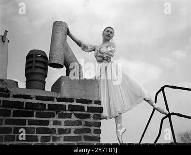 BALLERINE SUR LE TOIT 29 avril 1950 Tip Toeing Among the Chimneys est Paula Hinton, danseuse principale du Ballet Rambert ' s Winter Night, nouveau ballet de Walter Gore sur musique de Rachmaninov. Elle est vue sur le toit du Mercury Theatre, Notting Hill, Londres, pendant la répétition. Le nouveau ballet sera interprété par la compagnie pendant sa saison de trois semaines au Lyric Theatre, Hammersmith (Londres), qui ouvrira le mardi 2 mai. Banque D'Images