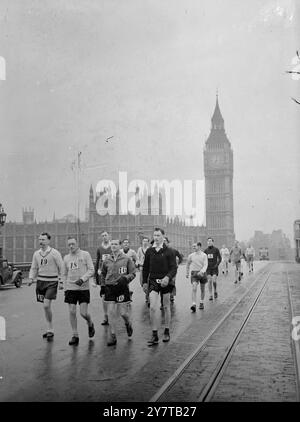 SUR LA LONGUE MARCHE VERS BRIGHTON 29 avril 1950 Big Ben a sonné sept, une bruine régulière d'avril tombe sur un Londres encore endormi, et ces athlètes sont loin sur le pont de Westminster sur la longue route vers Brighton dans la marche annuelle de la Bourse. Banque D'Images