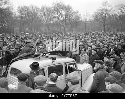 LES DOCKERS TIENNENT UNE RÉUNION DE MASSE À EAST LONDON 26 avril 1950 les dockers londoniens se sont réunis à Victoria Park, East London, ce matin (mercredi) pour discuter de la grève provoquée par l'expulsion de trois membres du syndicat des travailleurs des transports et des services généraux. Spectacles de photos : dockers écoutant un des conférenciers à Victoria Park ce matin. Banque D'Images