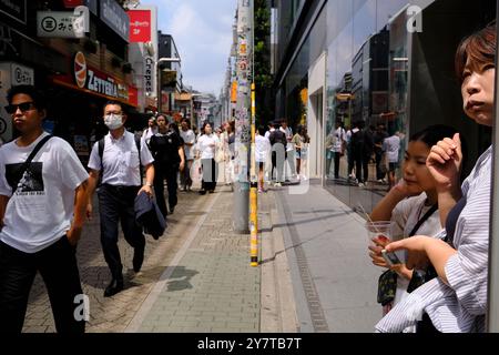 Visiteurs sur la rue Takeshita dori à Harajuku. Shibuya Ward, Tokyo, Japon Banque D'Images