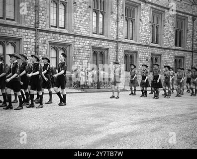 LE ROI, LA REINE ET LA PRINCESSE MARGARET PRENNENT le SALUT LORS DE LA MARCHE DES SCOUTS 23 AVRIL 1950 le roi, patron de l'Association des scouts des garçons, accompagné de la reine et de la princesse Margaret, a pris le salut lors de la marche passée de près d'un millier de scouts rois (détenteurs de la plus haute récompense pour compétence scoute) et détenteurs de prix de bravoure dans le quadriangle du château de Windsor aujourd'hui, dimanche (Georges Day). L'occasion a été le 11ème Service Scouts national annuel, commémorant Saint George (Saint patron des Scouts) et en souvenir du regretté Lord Baden Powell de Gilwell, fondateur du mouvement Scout, Banque D'Images