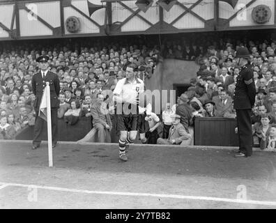 LEADER DE LA FINALE DE LA LIVERPOOLS CUP 26 avril 1950 Philip Taylor (photo ici) prendra le samedi 29 avril la relève à l'Empire Stadium, Wembley, Londres, en tant que capitaine de la première équipe F C de Liverpool à participer à une finale de la Football Association Cup à Wembley. On le voit porter les couleurs Wembley de Liverpedolool, une chemise blanche avec col rouge, des poignets et un short noir. Taylor, qui joue à la mi-position droite, a été capitaine de l'équipe des écoliers d'Angleterre en 1932 en tant que mi-centre. Il a rejoint Liverpool en tant qu'Inside Right de Bristol Rovers en mars 1936 et est maintenant considéré comme l'un des plus stylis Banque D'Images