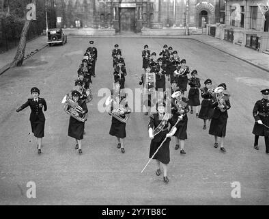 DÉFILÉ DE LA BANDE du WRAC DANS DE NOUVEAUX UNIFORMES - - 22 avril 1950 - - les vingt-cinq femmes du Royal Army corps défilent dans leur nouvelle tenue de cérémonie verte et marron avant d'aller au Royal Albert Hall de Londres, ce soir (samedi) pour jouer dans un concert militaire lors de leur première apparition publique. Banque D'Images