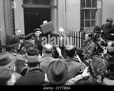 SIR STAFFORD MONTRE LE BUDGET 18 avril 1950 Sir Stafford Cripps, le chancelier de l'Échiquier, tenant en hauteur la boîte d'expédition rouge contenant son budget alors que, avec Lady Cripps, il a quitté le 11 Downing Street, Londres aujourd'hui (mardi) pour faire son discours sur le budget à la Chambre des communes. Banque D'Images