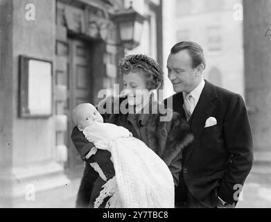 JOHN MILLS SON EST BAPTISÉ 21 avril 1950 L'acteur John Mills et sa femme avec leur troisième enfant, photographié à St Martin in the Fields, londres aujourd'hui (vendredi) lorsque l'enfant, Jonathan, a été baptisé. Banque D'Images