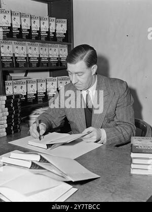 L'AUTEUR DU CRICKETEUR SIGNE LE LIVRE 19 avril 1950 Norman Yardley , joueur de cricketeur du Yorkshire et ancien capitaine de l'Angleterre, autographe copies de son nouveau livre, Cricket Campaigns, chez les éditeurs (Hutchinsons), Stratford place, Londres, aujourd'hui (mercredi) Banque D'Images