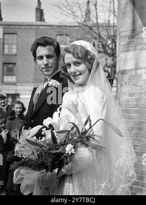 TROISIÈME MARIAGE POUR LE TRAMWAY NOMMÉ DESIRE COMPANY 20 avril 1950 George Cooper 24 ans membre du tramway nommé Desire Company au Aldwych Theatre, Londres, a été marié à Miss Irene Sutcliffe 25, aujourd'hui (jeudi) à Christ Church, chelsea, Londres. La mariée est membre de la compagnie de répertoire de M. Harry Hanson à Southend. Le Bridgegroom est le troisième membre de la compagnie de tramway à être marié pendant la course de pièces. Les autres étaient le metteur en scène John Sumner (pour Karis Mond) et la sous-étude de Viviene Leigh, Mary Laura Wood (pour Ronan O'Casey) Picture Shows : The bride and the Br Banque D'Images