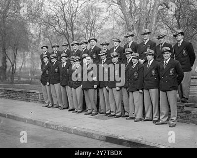 LES TOURISTES DE RUGBY PARTENT AUJOURD'HUI 20 avril 1950 joueurs et officiels de l'équipe de rugby à XIII photographiés à leur hôtel à Russell Square, Londres, aujourd'hui (jeudi) alors qu'ils partent pour tilbury, Essex. Là, ils embarqueront à bord du paquebot Himalaya pour la première étape de leur tournée australasienne. Banque D'Images