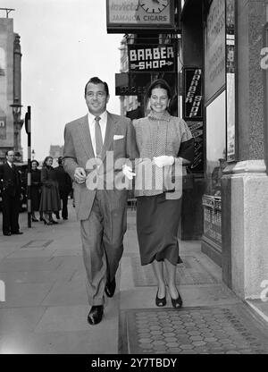 CHANTEUR AMÉRICAIN À LONDRES 21 avril 1950 le chanteur et star de cinéma Tony Martin avec sa femme Cyd Charisse, photographié près du Prince of Wales Theatre, Lonon, aujourd'hui (vendredi). Il est à Londres pour apparaître au palladium, un théâtre de variétés. Banque D'Images