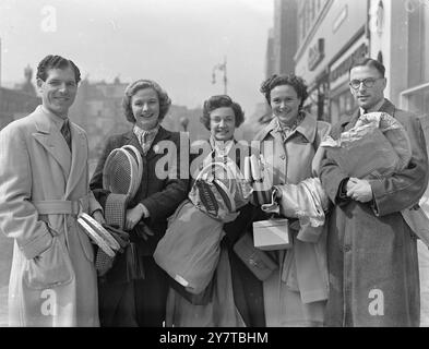 L'ÉQUIPE BRITANNIQUE PART POUR L'ITALIE 14 avril 1950 les joueurs de tennis britanniques qui participeront aux championnats italiens à Rome du 16 au 25 avril photographiés à Kensington (Londres), alors qu'ils commençaient leur voyage vers l'Italie. De gauche à droite se trouvent Un J Mottram (capitaine de l'équipe) Miss Joy Gannon (Mme A J Mottram), Mme Betty Hilton, Miss Kathleen Tuckey et Geoff Parish. Banque D'Images