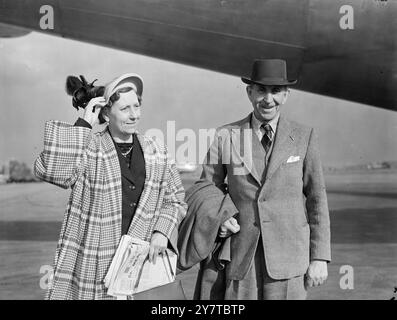 SIR BASIL RETARDÉ DE NOUVEAU le 5 avril 1950 malchance assiste aux tentatives de Sir Basil Brooke, premier ministre d'Irlande du Nord, pour atteindre les États-Unis. Hier soir, avec Lady Brooke et un détective armé, il a décollé de l'aéroport de Londres. Mais peu de temps après, l'avion a développé des problèmes de moteur et a dû revenir. Aujourd'hui, il a décollé dans un autre avion et lui aussi, est retourné à l'aéroport de Londres. Photos : Sir Basil et Lady Brooke à l'aéroport de Londres aujourd'hui, avant le deuxième décollage. Banque D'Images