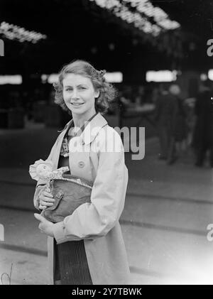 JEUNE ATHLÈTE DE LA NOUVELLE-ZÉLANDE POUR LE MARIAGE vu avec sa poupée Lucky One Eyes à son arrivée à Southampton aujourd'hui (samedi) est la sprinter britannique Margaret Walker. Elle venait d’arriver de Nouvelle-Zélande à bord du paquebot Tamaroa avec d’autres athlètes britanniques qui ont participé aux Jeux de l’Empire en février dernier. Pendant son séjour en Nouvelle-Zélande, Miss Walker annonce ses fiançailles à Mr C A Prince, avocat et cricketeur, de High Wycombe, Buckinghamshire. Ils doivent se marier le 1er mai. 8 avril 1950 Banque D'Images