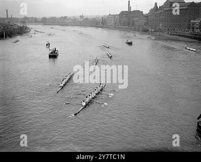 Quatre heures après que Cambridge eut battu Oxford , un record de 213 équipages se sont battus cet après-midi pour le titre de Head of the River on the Thames. Le maréchal de la Royal Air Force Lord Tedder devait commencer la course , qui se tenait de Mortlake à Putney (la direction inverse de l'épreuve inter-Varsity. La photo montre huit hauteurs enfilées le long de la Tamise au départ de la course « Head of the River » cet après-midi. 1er avril 1950 Banque D'Images