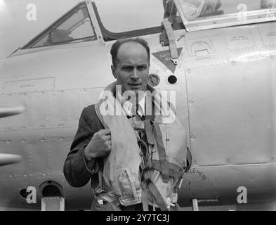 RECORD SMASHER 4 avril 1950 départ de l'aéroport de Londres aujourd'hui (mardi) est allé le pilote acrobatique Jan Zurakowaki à bord d'un avion à réaction monoplace Gloster Meteor. Son plan, battre le record aérien de Londres à Copenhague établi le mois dernier par l'avion de ligne de Havilland Comet. Le temps du Comet pour le voyage de 590 miles était de 1 heure 18 minutes 36,5 secondes. La vitesse moyenne était proche de 454 miles par heure. Le Meteor, propulsé par deux turboréacteurs Rolls Royce Derwent, est capable de parcourir plus de 600 miles par heure. Il restera à Kastrup (l'aéroport de Copenhague) pour seulement un temps minimum, comme le pilote Zurakowski espère s Banque D'Images