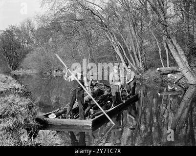 TROIS HOMMES (NATIONALISÉS) DANS Un BATEAU - - le 27 mars 1950 - - loin de la fureur et du feu qui entourent les industries nationalisées sont ces trois bûcherons - propulsant pacifiquement leur engin sur un fond d'eau du canal Old Staffordshire fait maintenant partie des quais britanniques et des voies navigables intérieures. Banque D'Images