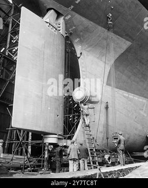 Mardi 4 avril, la Princesse Margaret lancera le STS 'velutina', le plus grand pétrolier (28 000 tonnes de port en lourd) jamais construit en Grande-Bretagne, à Wallsend-on-Tyne. Construit pour la flotte Shell par MM. Swan Hunter et Wigham Richardson, le velutina est le premier des quatre engins jumeaux qui transporteront du pétrole brut du moyen-Orient vers les nouvelles raffineries actuellement construites à Shell Haven sur l'estuaire de la Tamise et à Stanlow près de Chester. Longueur totale : 643 pieds. Vitesse : 15 nœuds. Vu ici une vue de gouvernail de la velutina alors que des touches de dernière minute sont appliquées au pétrolier au chantier naval de Wallsend-on-Ty Banque D'Images