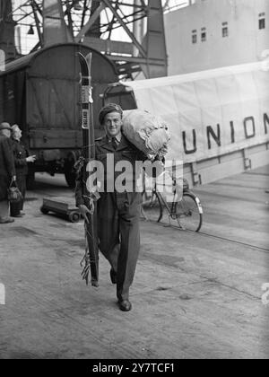 Retour DE L'ANTARCTIQUE AVEC SKISMarch 25 1950 quatre membres de la Royal Air Force Antarctic Unit dont le travail de reconnaissance a aidé à effectuer le débarquement de l'expédition britannique Scandinavian Antarctic dans la Terre de la Reine Maud sont arrivés à Southampton dans le paquebot du château de l'Union 'Warwick Castle' aujourd'hui (samedi) à leur retour. L'unité, composée de deux pilotes officiers et de trois membres d'équipage au sol non commissionnés, était équipée de deux appareils Auster. Lorsque le navire d'expédition 'Norsel' avec l'unité de la RAF à bord dynamise un chemin à travers la banquise et se retire le 20 février, 15 hommes de l'Expeditio Banque D'Images