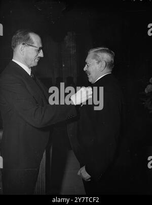 HOMMAGE FRANÇAIS À Un RÉDACTEUR BRITANNIQUE Sir Bruce S Ingram , rédacteur en chef de l'Illustrated London News pendant cinquante ans, a été investi en tant qu'officier de la Légion d'honneur par l'ambassadeur français, M. René Massigli , à la résidence de l'ambassadeur, au n° 11 Kensington Palace Gardens, Londres, aujourd'hui. Officier est le grade le plus élevé de la Légion d'honneur qui peut être attribué à une personne qui n'est pas de nationalité française. 2 novembre 1950 Banque D'Images