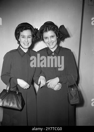 ' ARMY ' LASSES VERRA EN AMÉRIQUE DU NORD deux filles membres de l'Armée du Salut - Miriam Kington, 21 ans, et sa sœur Hazel, 19 ans, de Thornton Heath, Surrey - étaient des passagers à bord du paquebot américain " America " lorsqu'il a quitté Southampton pour New York. Les filles, filles du brigadier Lesley Kington de l'Armée du Salut (Londres), ont économisé beaucoup pour leurs billets et ont maintenant l'intention de faire une tournée aux États-Unis et au Canada. Ils doivent commencer l'événement par une visite à leur oncle, Mr.L. Kington , qui est un major de l'Armée du Salut à Buffalo, dans l'État de New York, où ils attendent avec impatience un voyage à N. Banque D'Images