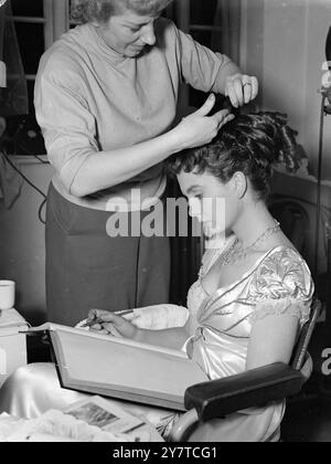 COIFFURE POUR Une NOUVELLE AUTEURE lisant les épreuves de son premier livre (sujet et titre non révélés. Jean Simmons a sa coiffure dans le style d'époque pour son rôle dans le film 'So long at the Fair'. Elle jouera le rôle de Vicky Barton. Le coiffeur est Pearl Gardner. 23 mars 1950 Banque D'Images